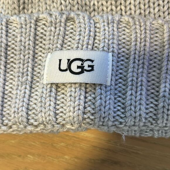UGG Grey Heather Knit Pom Beanie Hat One Size Unisex, NWT - Picture 4 of 7
